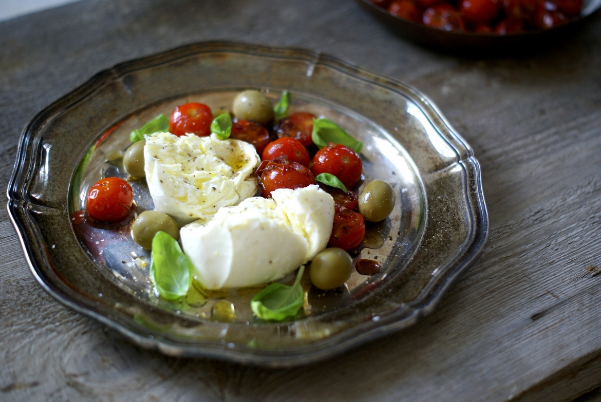 Büffelmozzarella mit Oliven & Tomatenrelish