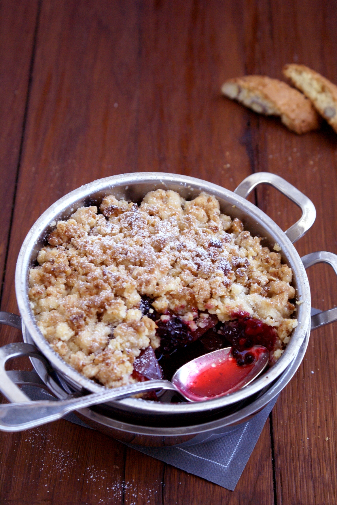 Zwetschgen-Brombeer-Crumble mit Cantuccini | Compliment to the Chef